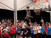 九游体育官网入口-抢眼表现！篮球赛场球员扣篮精彩