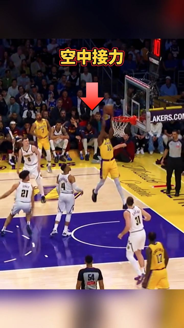 抢眼表现！篮球赛场球员扣篮精彩