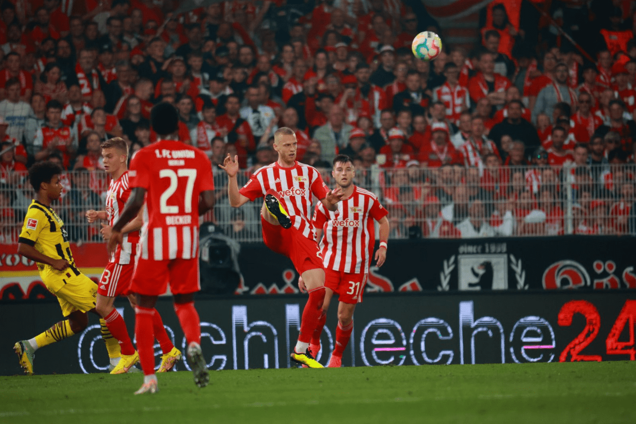 柏林联盟中锋破门得分，为球队带来胜利的简单介绍