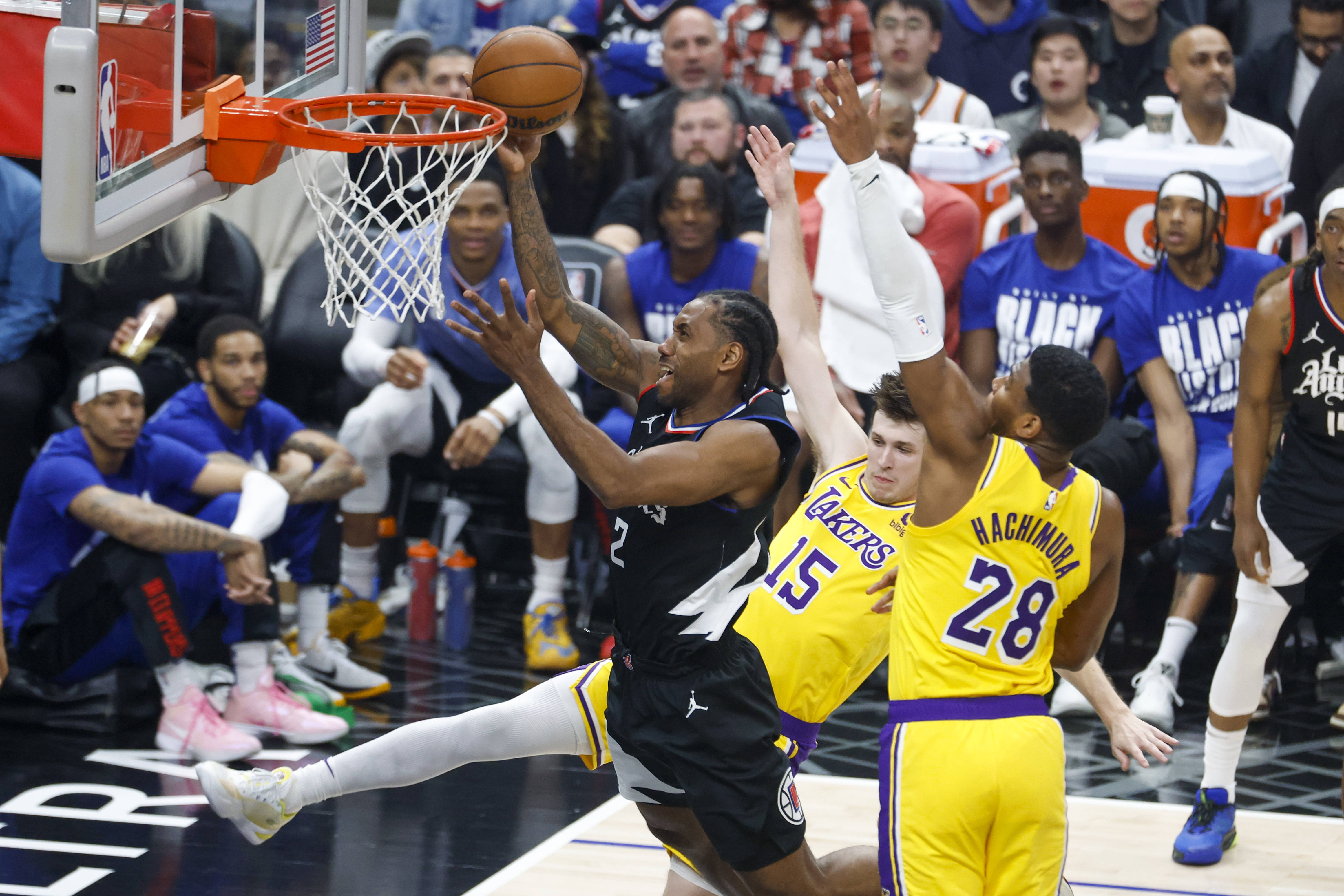 篮球赛场上一对一对峙，竞技激烈到极点