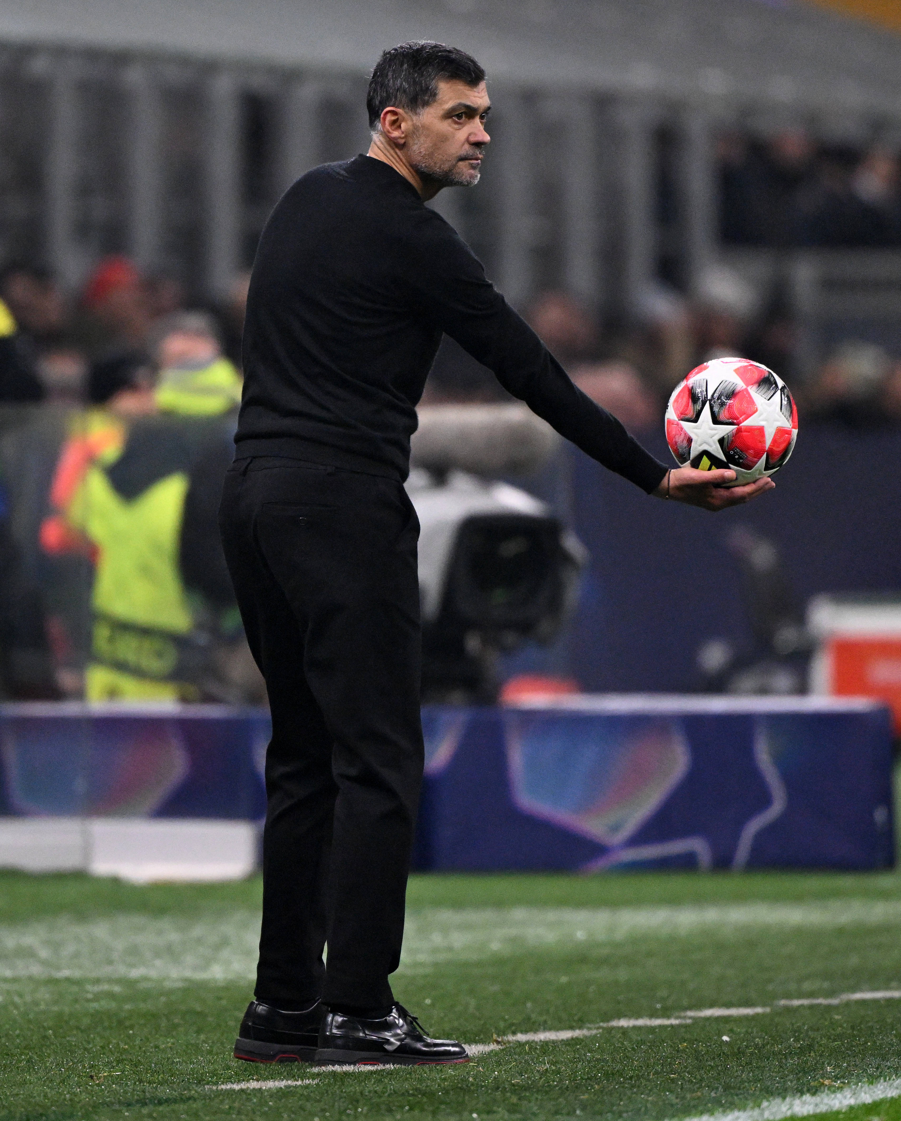 包含AC米兰签下了一位年轻有潜力的球员的词条