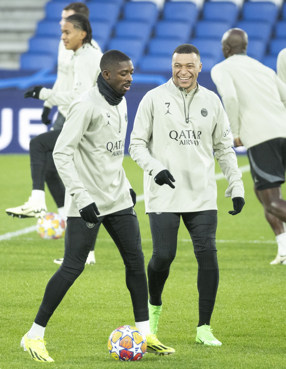 巴黎圣日耳曼球员合练备战欧冠 巴黎圣日耳曼球员合练备战欧冠