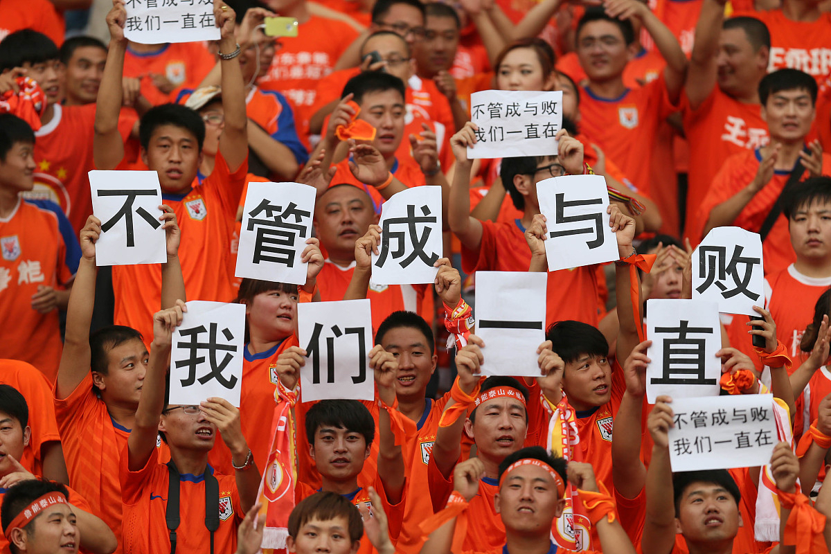 足球大赛烽火连天,球队强强对抗