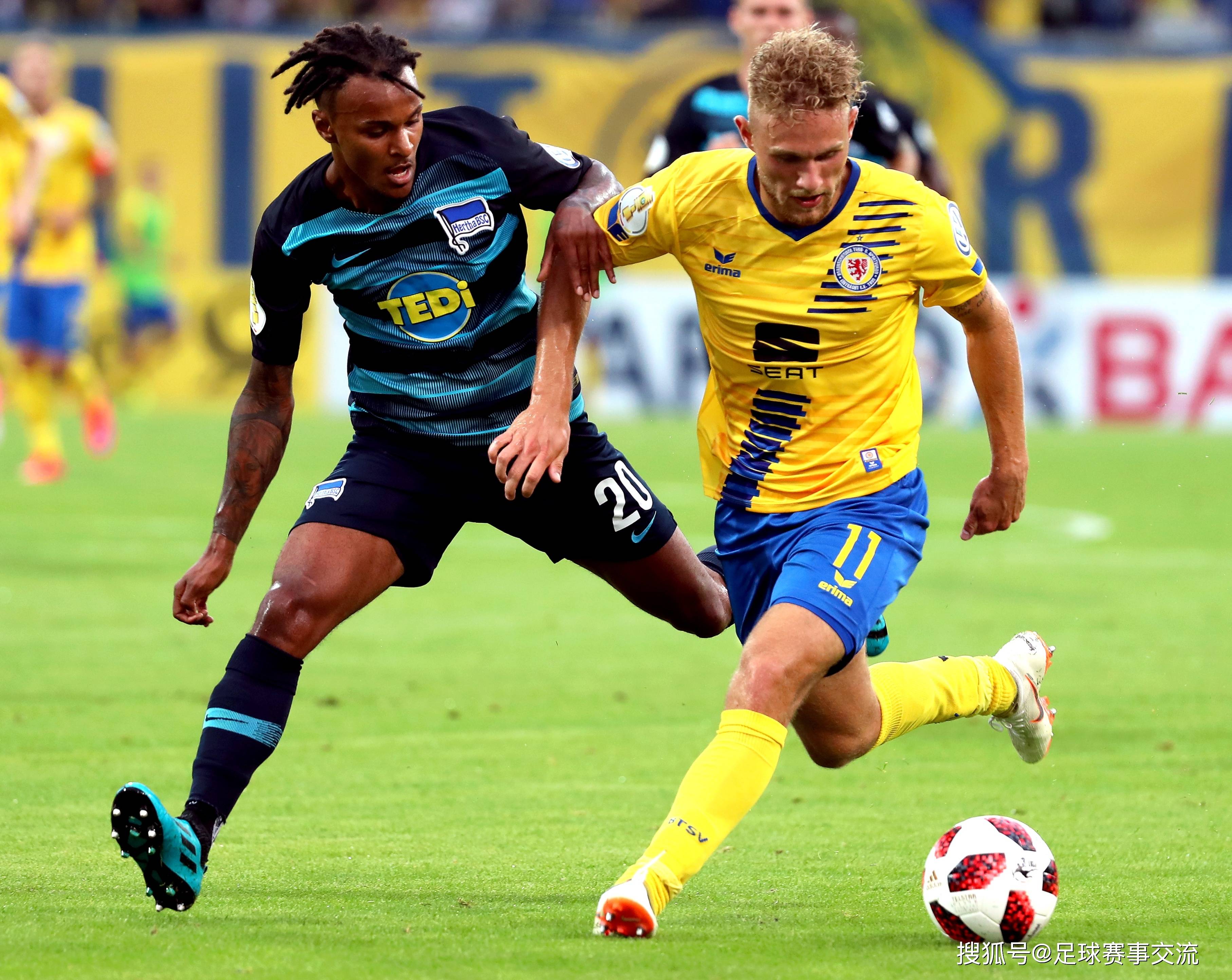 足球比赛中的关键之战格外激烈