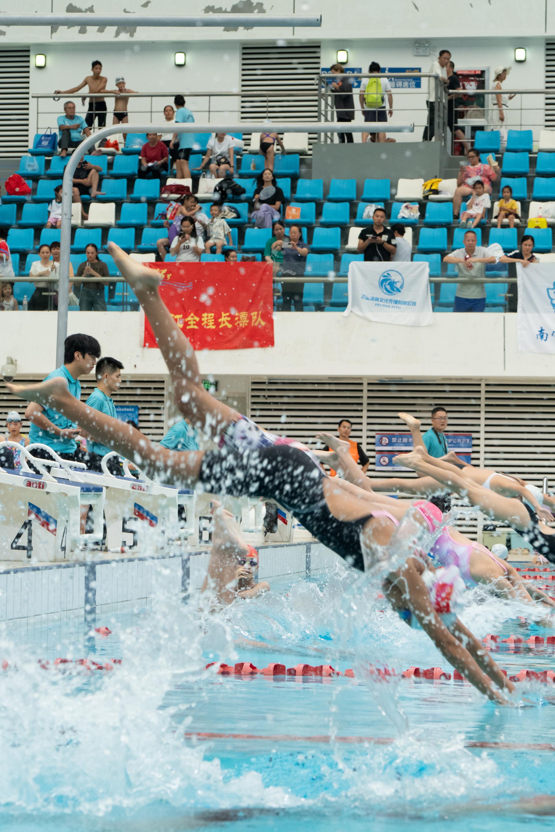 包含体育场内外：跨境篮球比赛水花四溅的词条