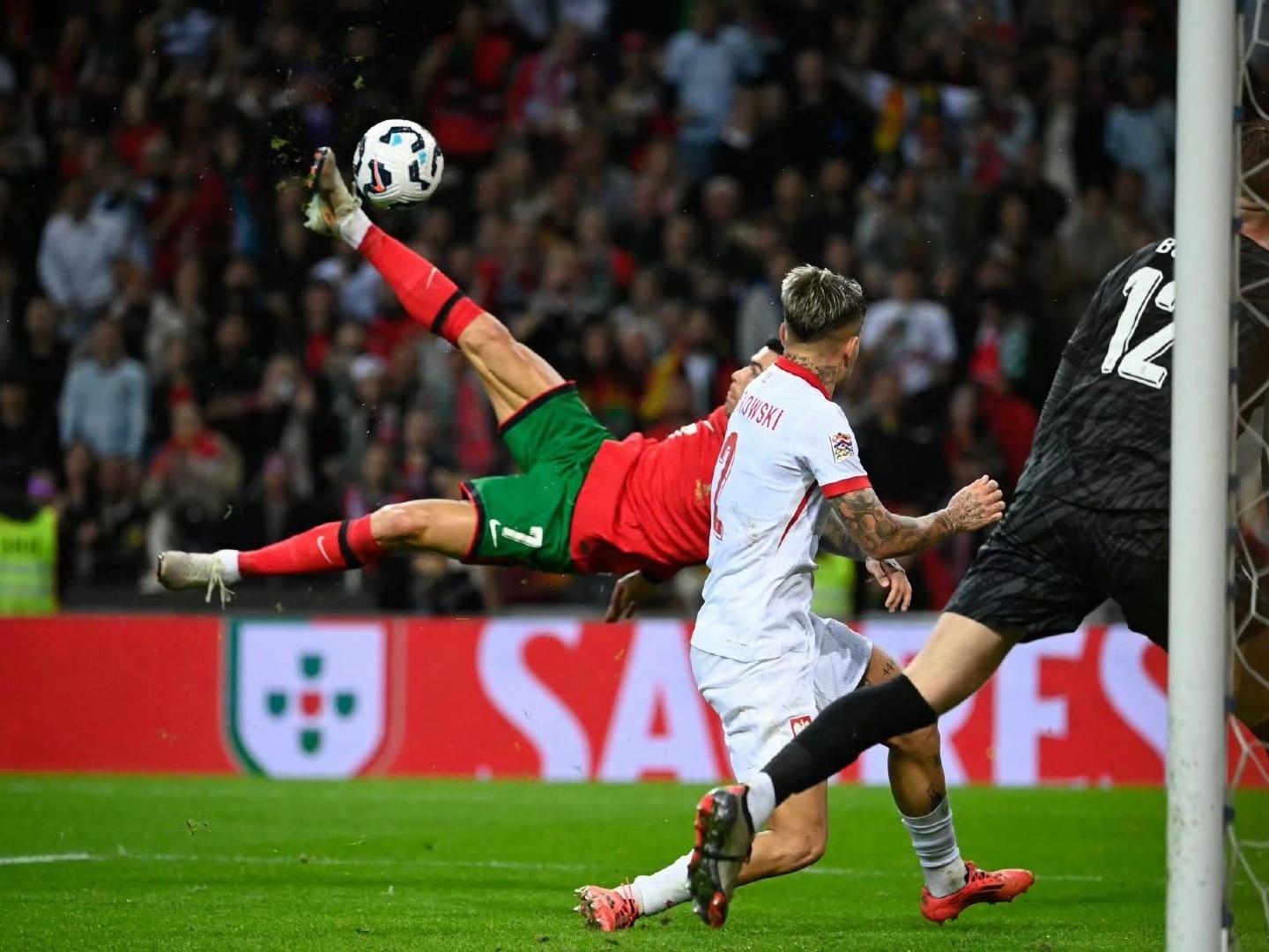 布冯助攻破荷兰球门，意大利队取得胜利