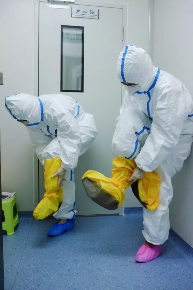 包含防线坚守不出，场上郎才女貌的词条