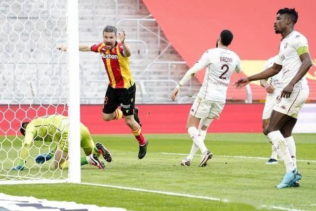 俄罗斯点球大战击败瑞典,晋级欧国联半决赛 俄罗斯点球大战击败瑞典,晋级欧国联半决赛