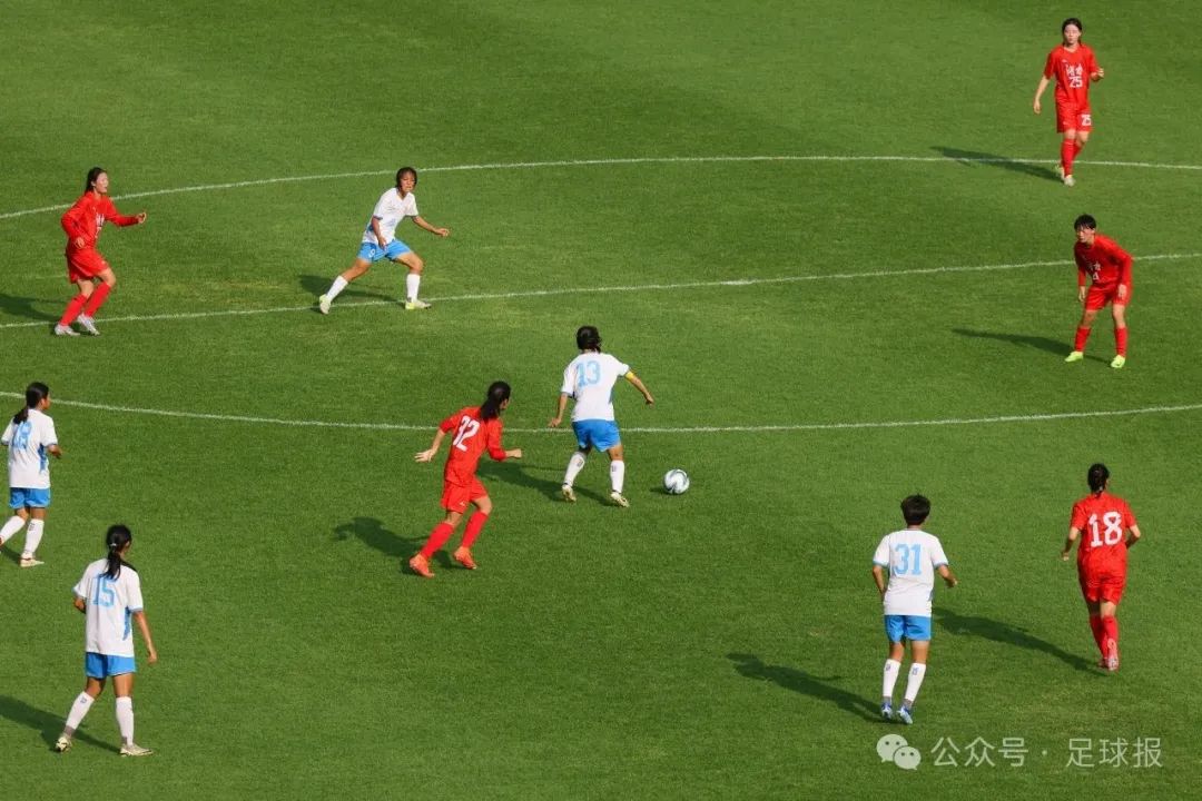 关于足球赛场激情燃烧，球员实力比拼备战的信息