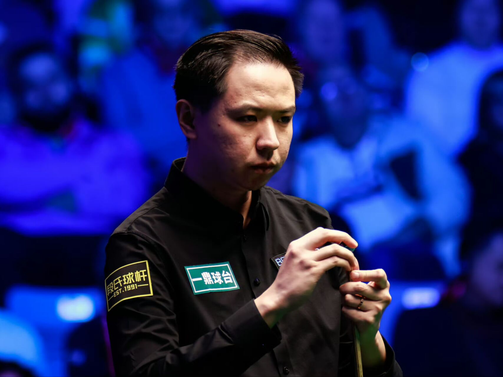 德国选手在拳击比赛中举着奖杯 德国选手在拳击比赛中举着奖杯