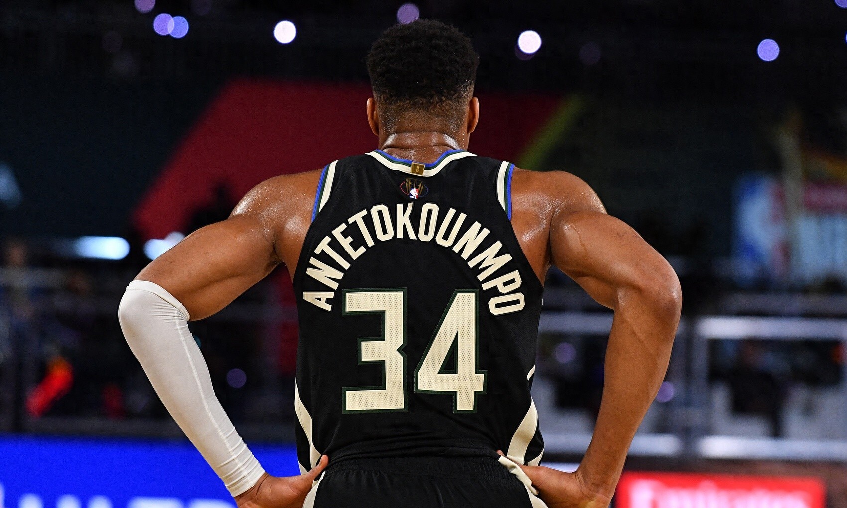 雄鹿主场大胜篮网，字母哥全面发挥狂砍25+10的简单介绍