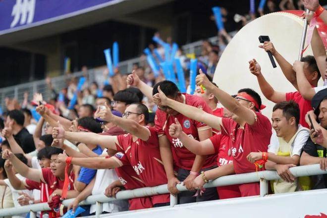 足球联赛比赛中一场壮丽对决震撼全场球迷 足球联赛比赛中一场壮丽对决震撼全场球迷