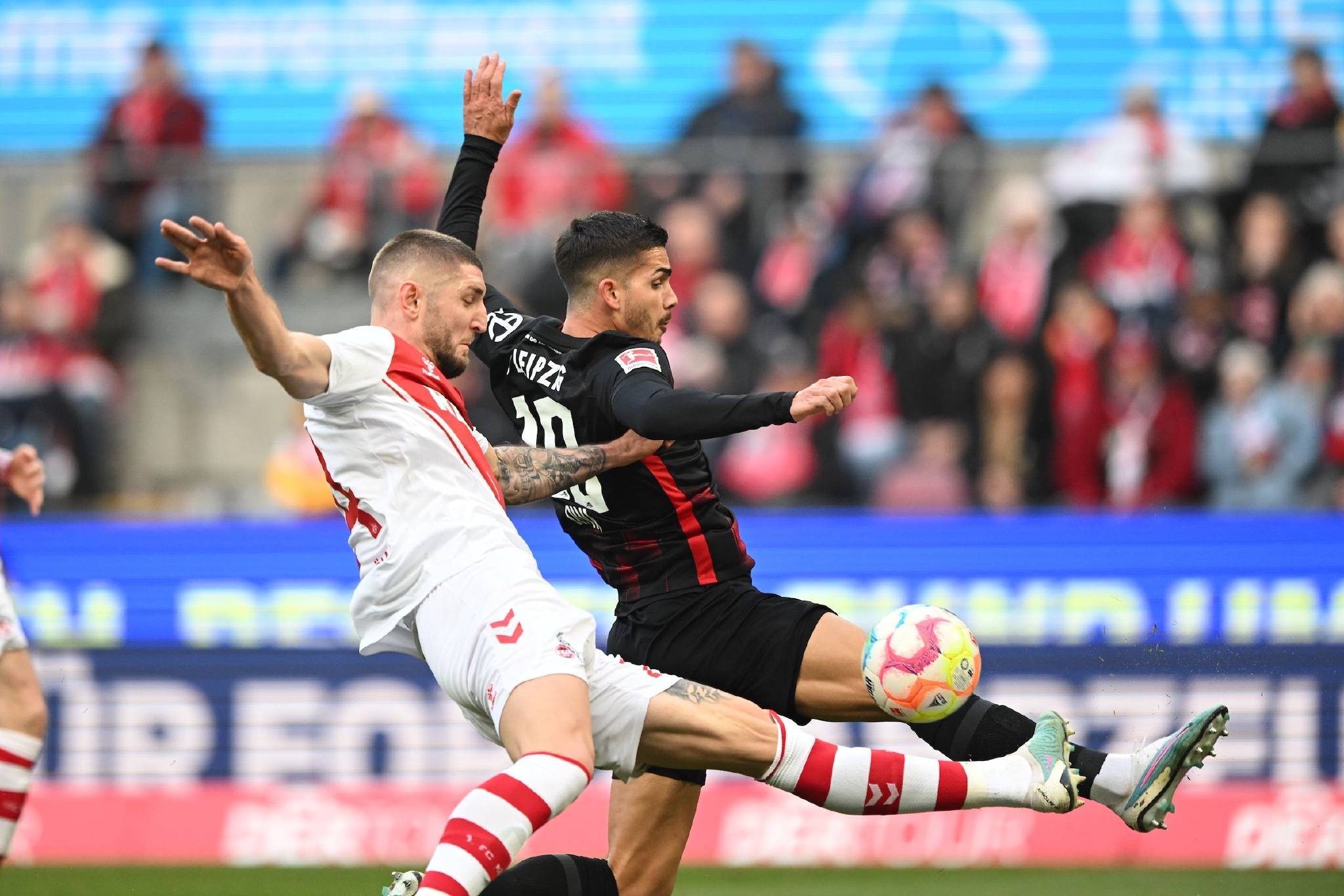 包含阿贾克斯又一次惊艳世界，欧冠传奇再续的词条