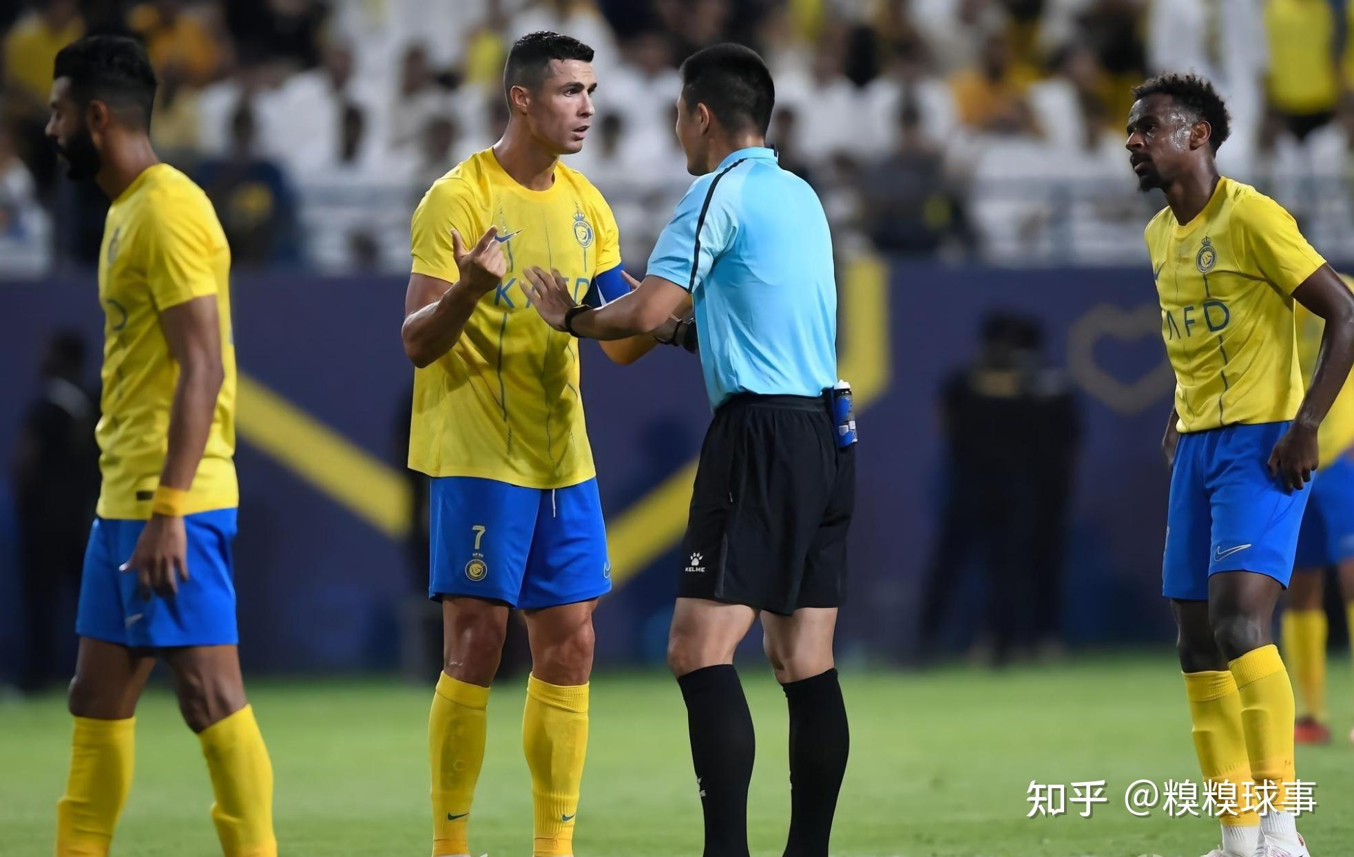 裁判执法！多次争议判罚让场外情绪激动