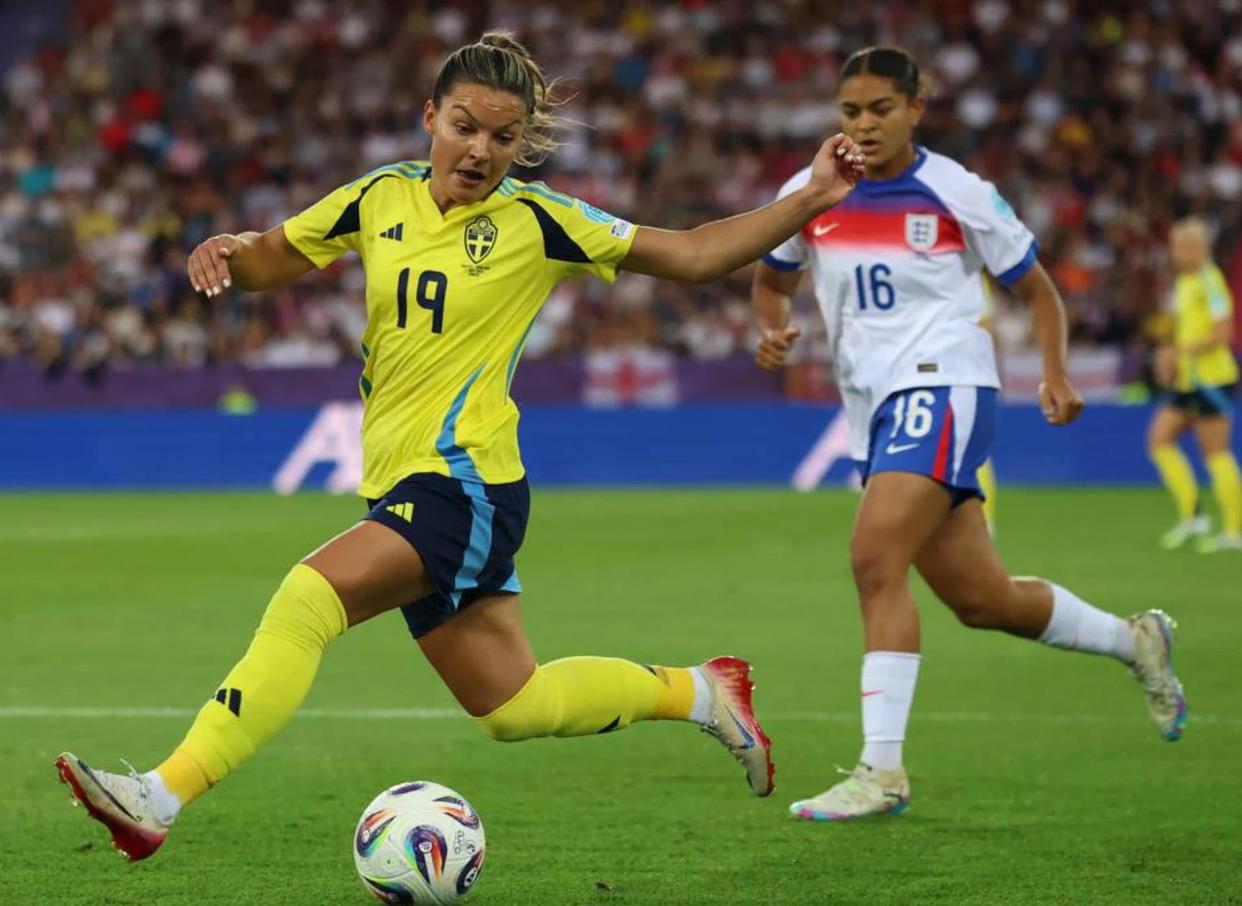 包含瑞典队积极备战，迎战斯洛文尼亚，争取欧洲杯资格的词条