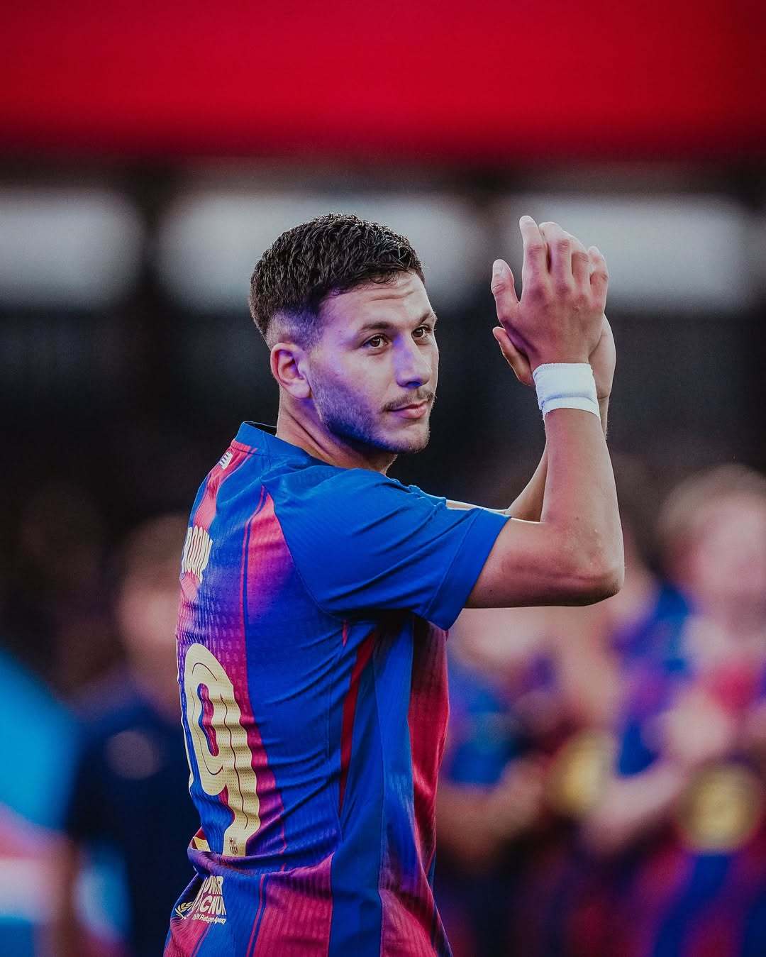 包含巴萨青训队员表现不俗，协助球队夺冠的词条