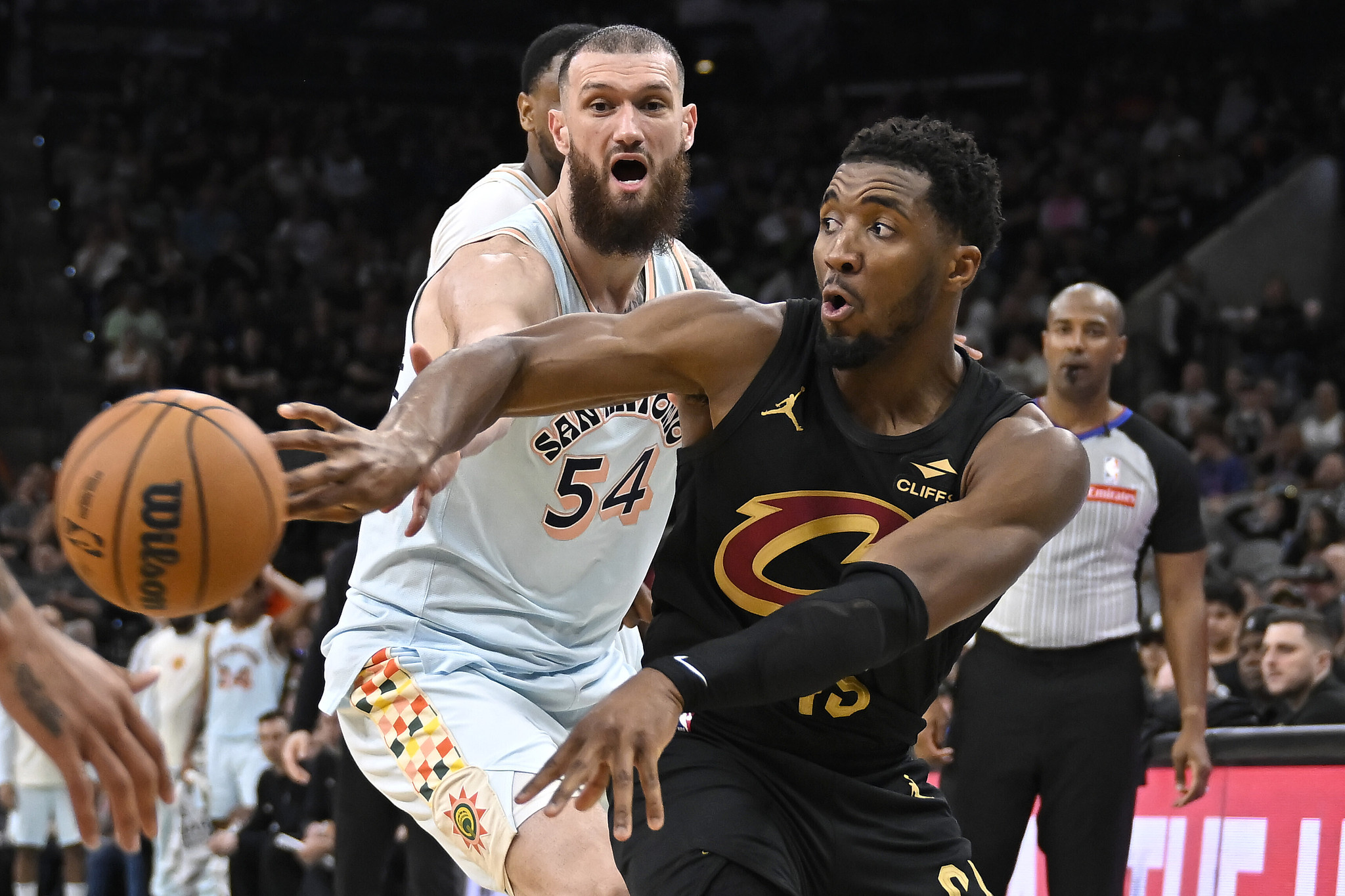 开拓者主场击败公牛,夺得六连胜 开拓者主场击败公牛,夺得六连胜