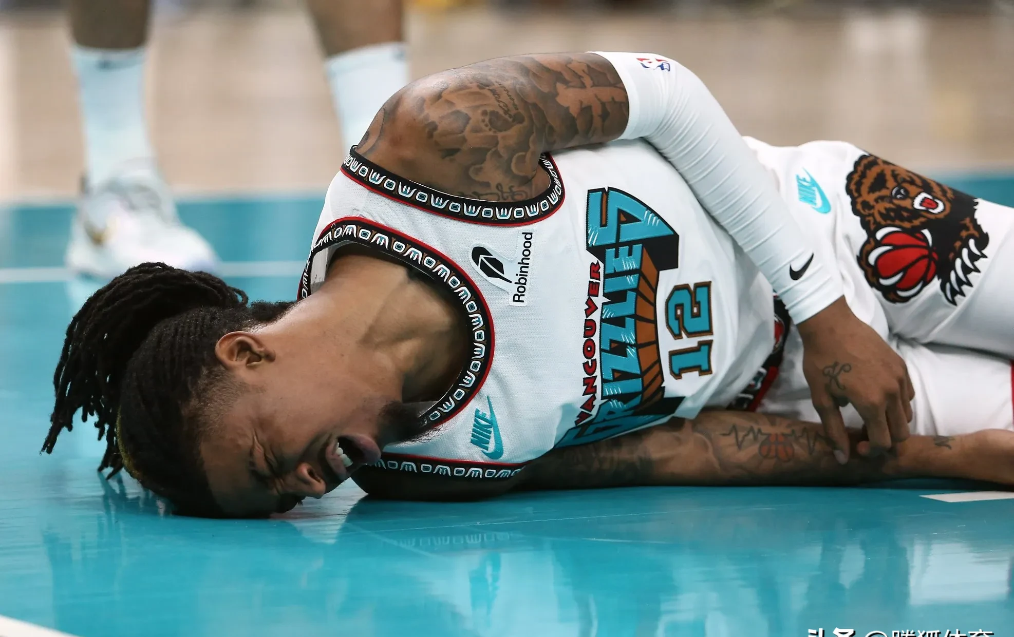 关于重要球员在比赛中因伤缺阵，球队实力受损的信息