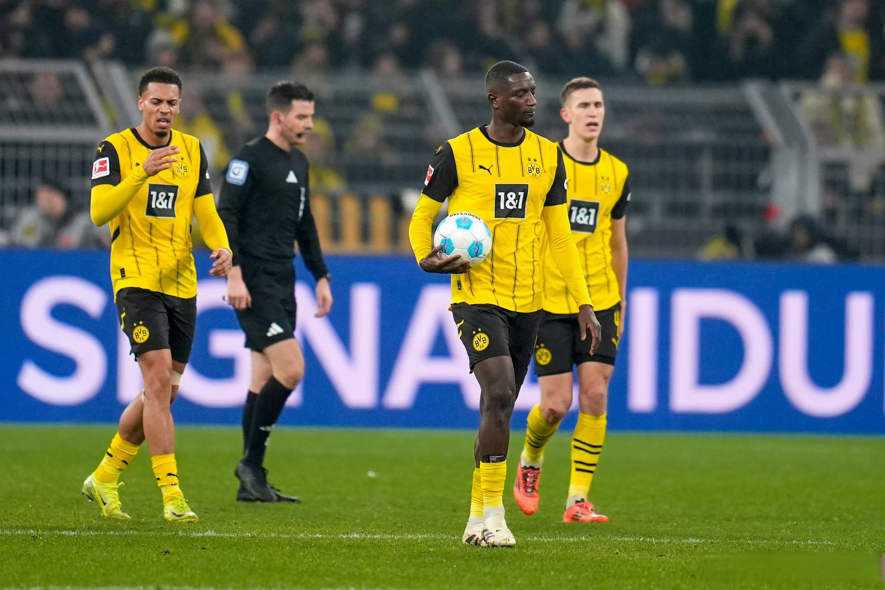 多特蒙德客场击败对手，继续保持领先优势