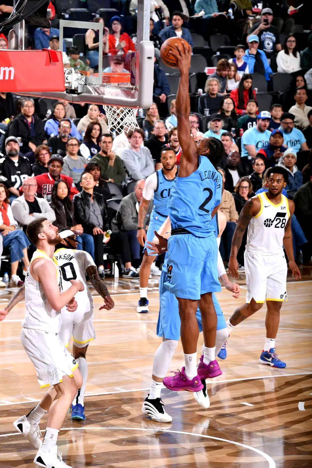 关于爵士主场险胜快船，实现逆转的信息