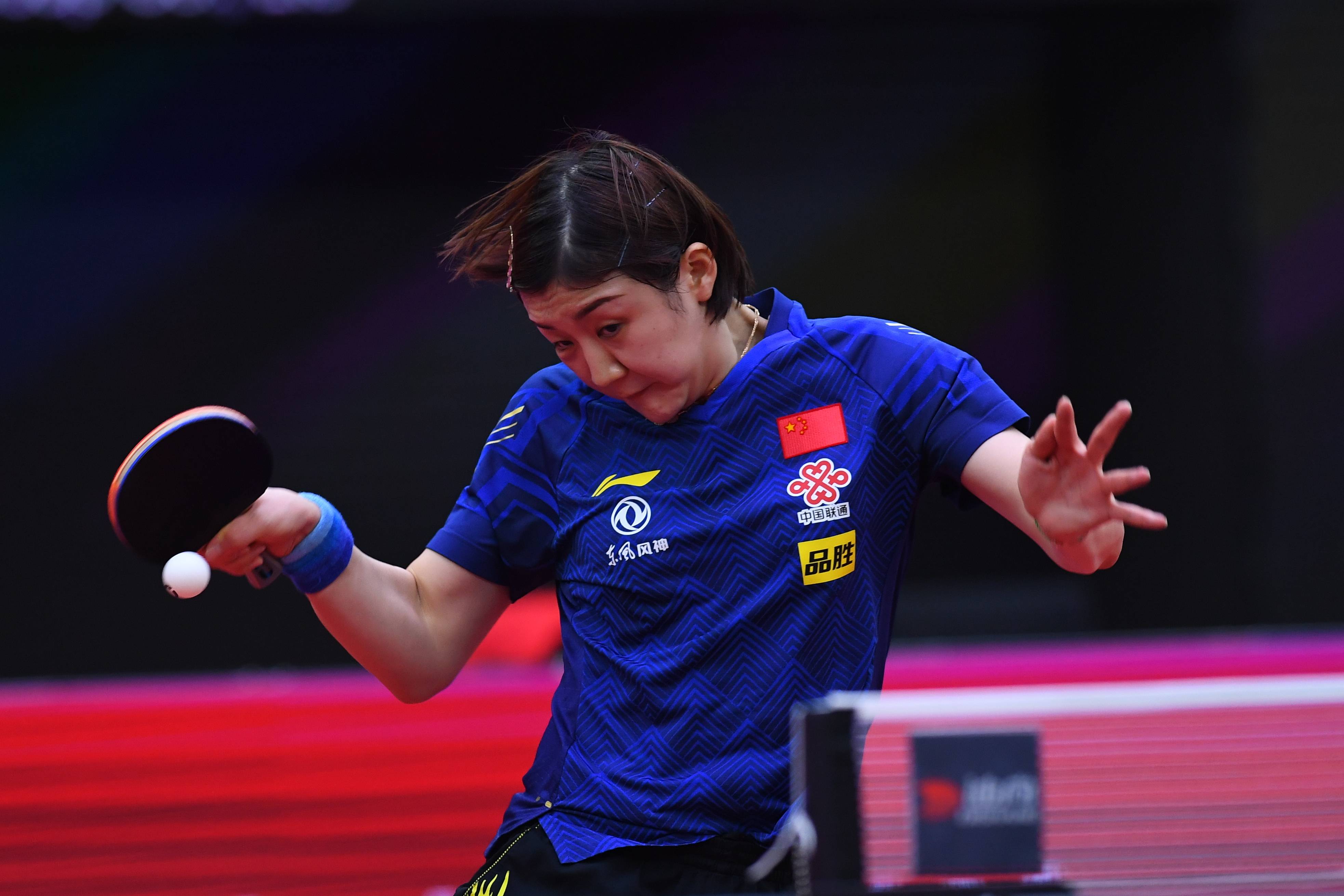 捷克乒乓球选手技压群雄，夺得金牌！