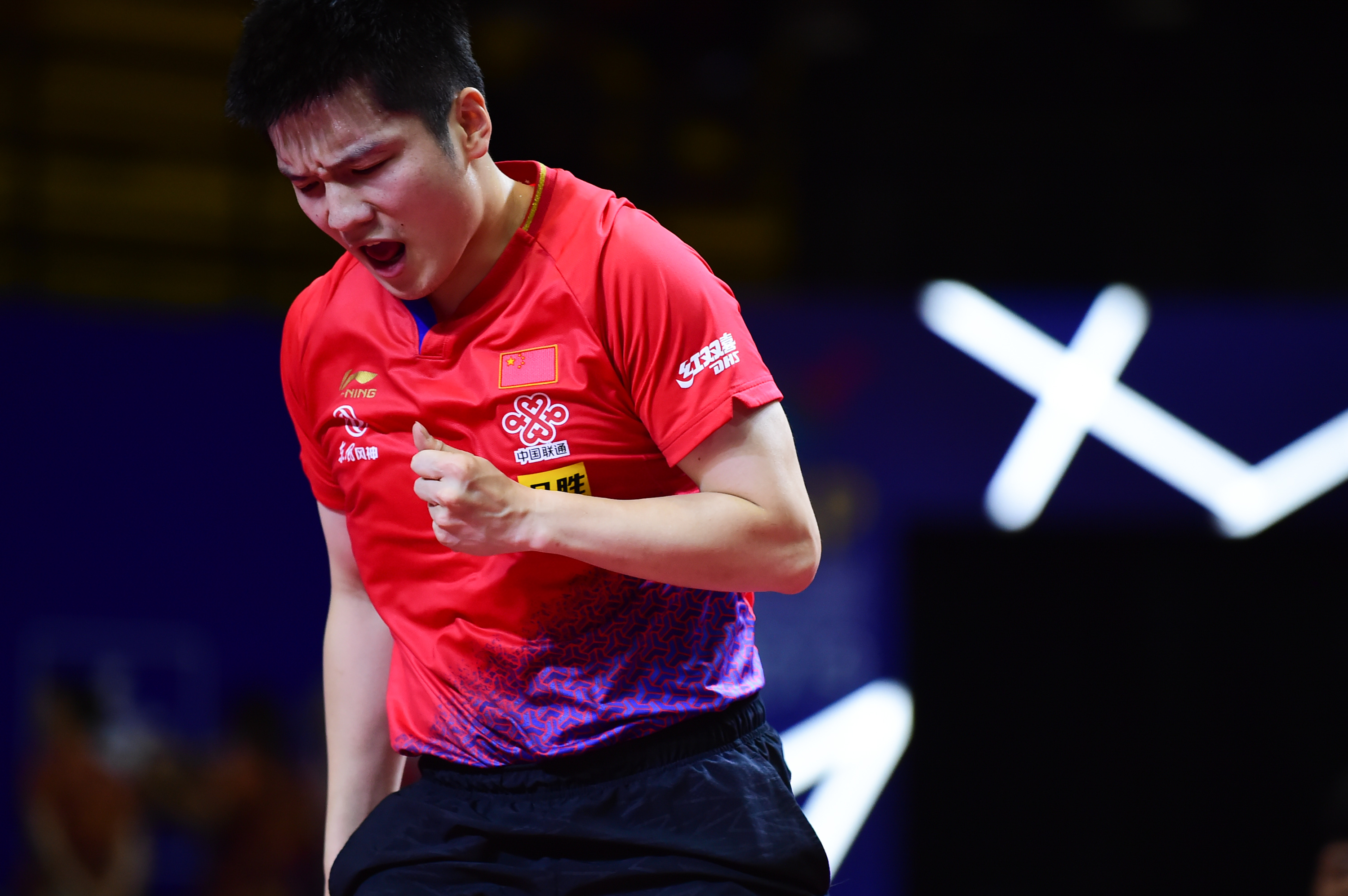 捷克乒乓球选手技压群雄，夺得金牌！