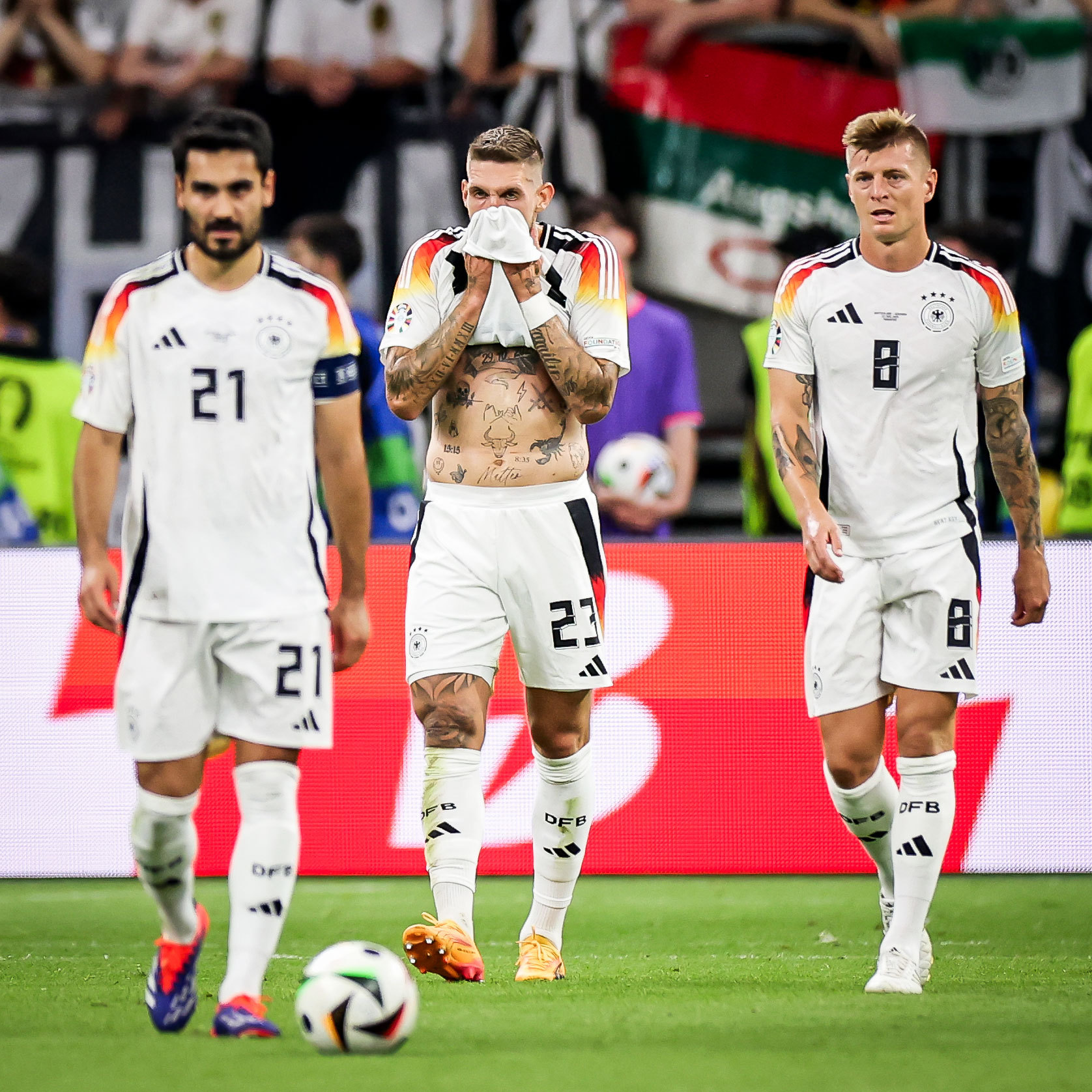 包含瑞士客场不敌爱尔兰，小组出线压力加大的词条