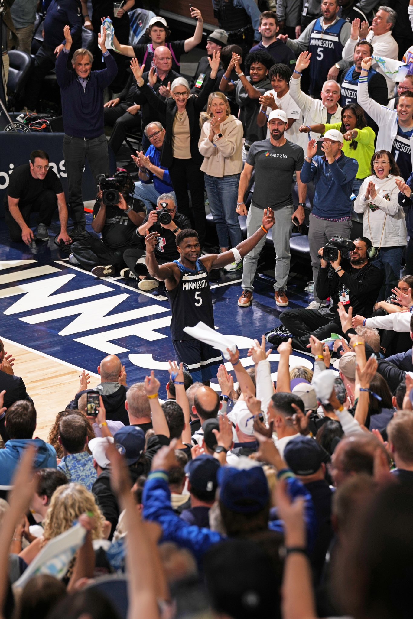 包含狼队主场迎战佛罗伦萨，对手之间的较量，能否取胜？的词条